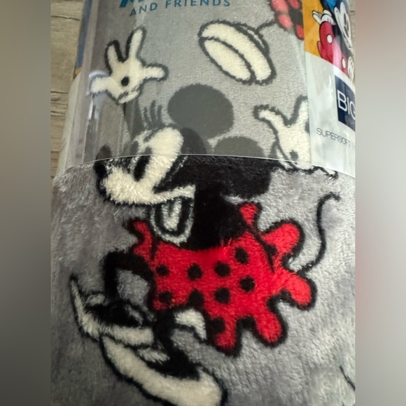 Disney Mickey & Friends Oversized Plush Throw Blanket - Picture 3 of 9